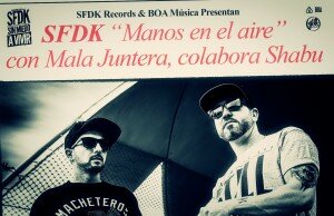 SFDK featuring Mala Juntera & Shabu en el lyric video de su ‘Manos en el Aire’